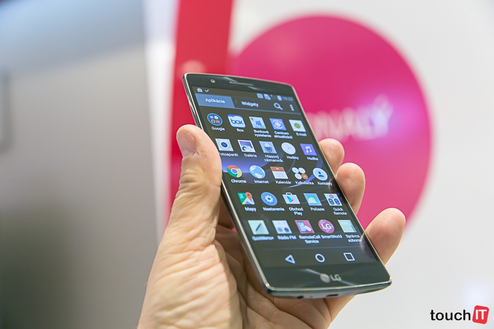 Na prvý dotyk: zakrivený smartfón LG G Flex 2