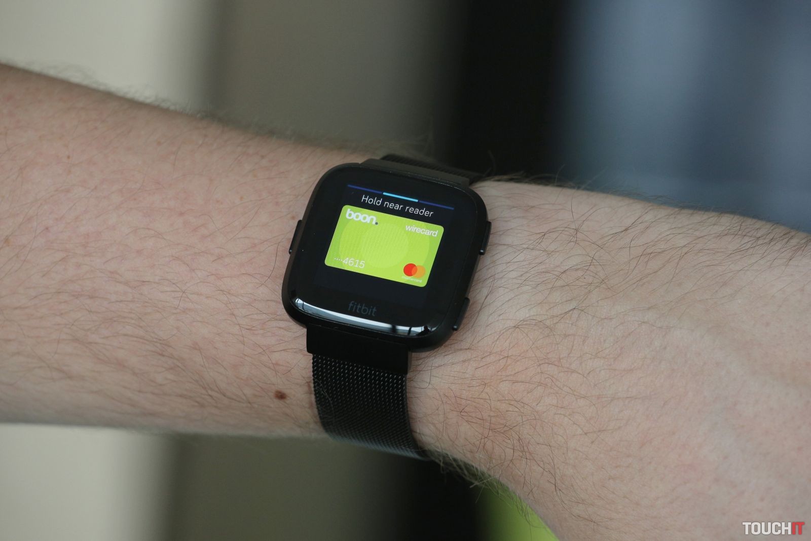 Revolut oficiálne spustil platenie inteligentnými hodinkami cez Fitbit Pay na Slovensku. Služba však nefunguje