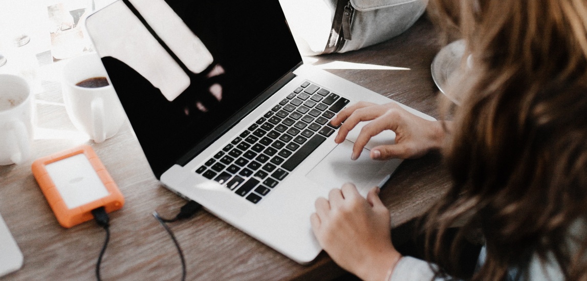 Ako nabíjať notebook pomalou nabíjačkou?