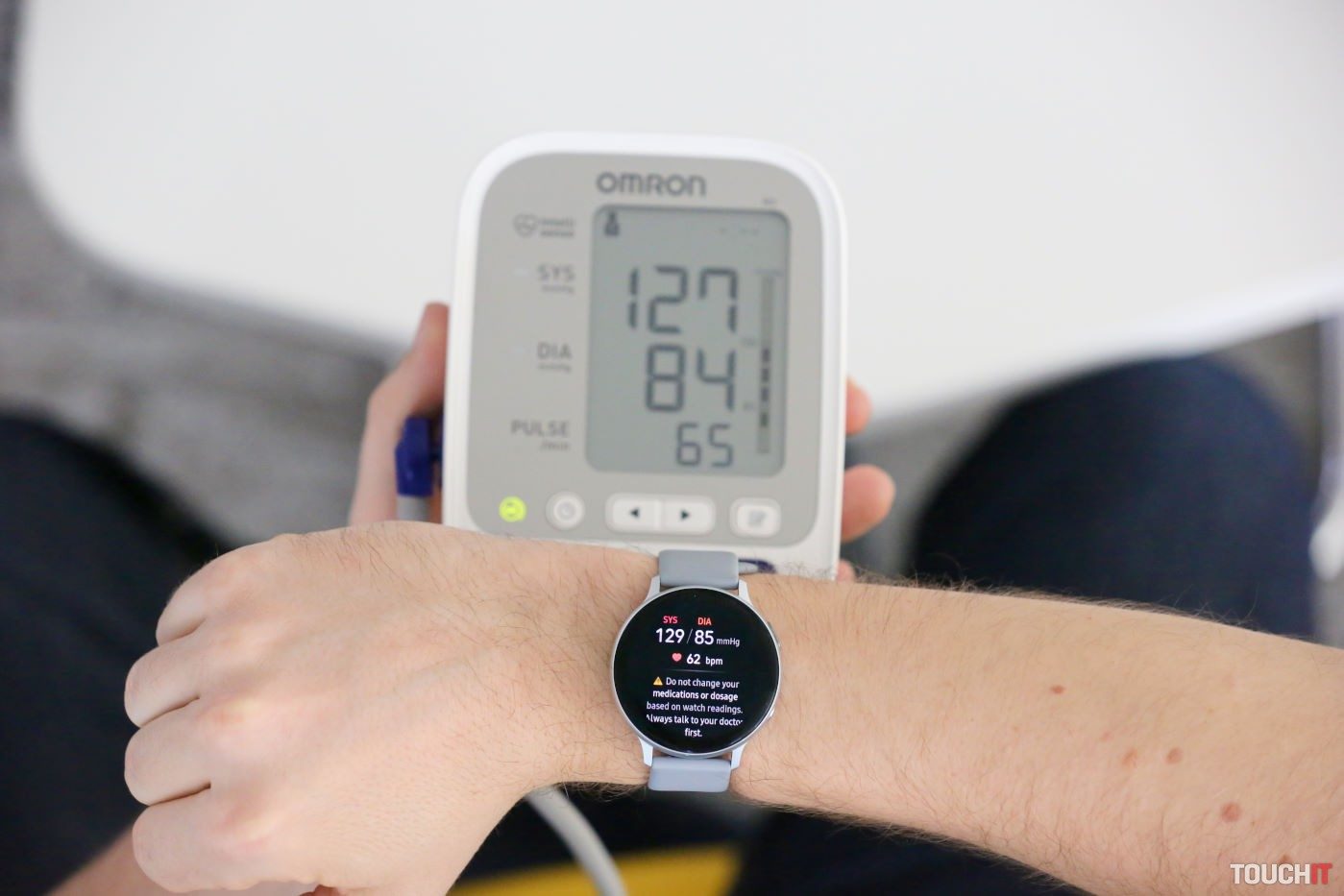 Meranie tlaku pomocou hodiniek Samsung Galaxy Watch môže pomôcť pacientom s Parkinsonovou chorobou