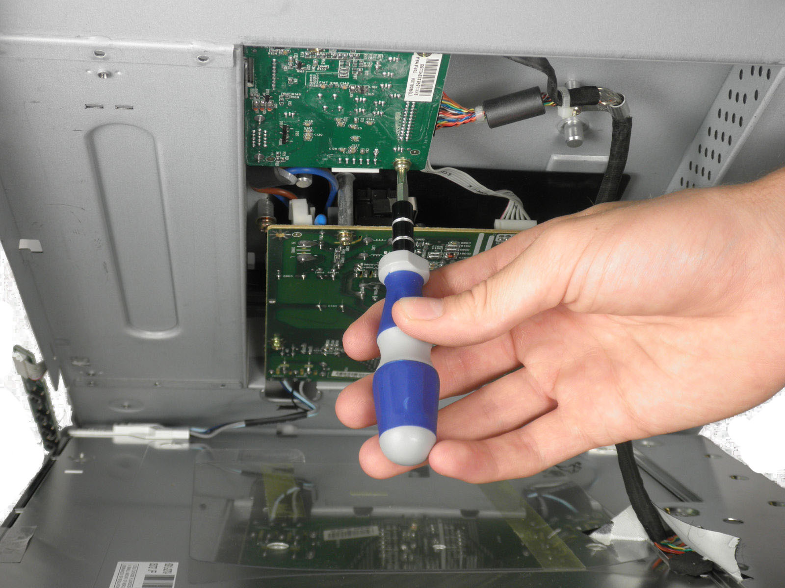 Čo robiť, ak monitor po zapnutí počítača silno bliká?