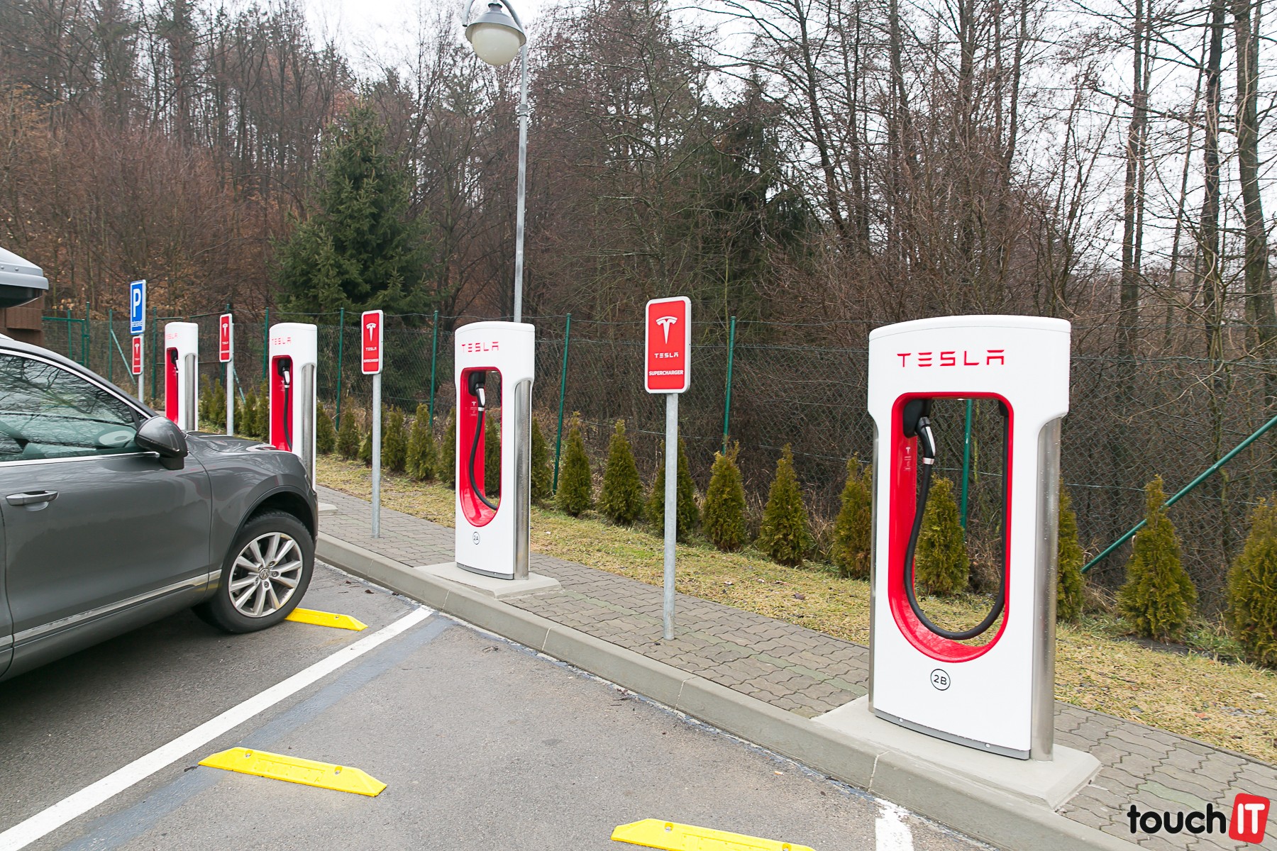 Boli sme pozrieť SuperCharger stanicu Tesla v areáli hotela Kaskády
