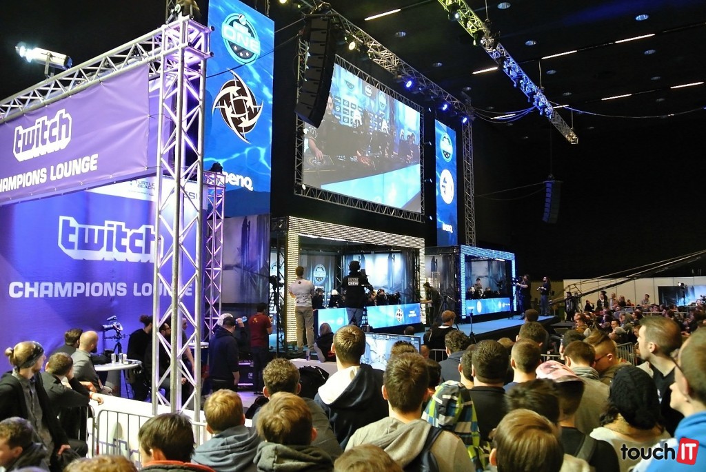Pohľad na pódium, kde sa súťaží v Counter Strike: Global Offensive. Bojuje sa o 250 tisíc dolárov