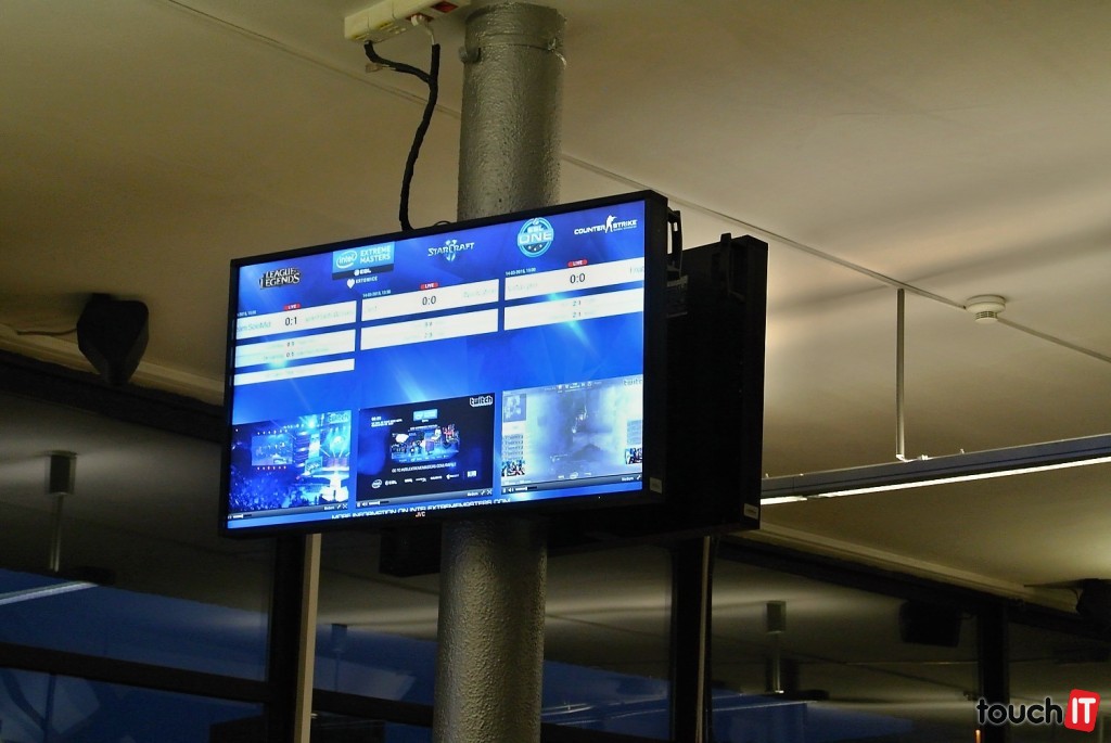 V areáli haly nechýbajú bufety a obrazovky, kde sa zobrazuje aktuálne dianie jednotlivých turnajov