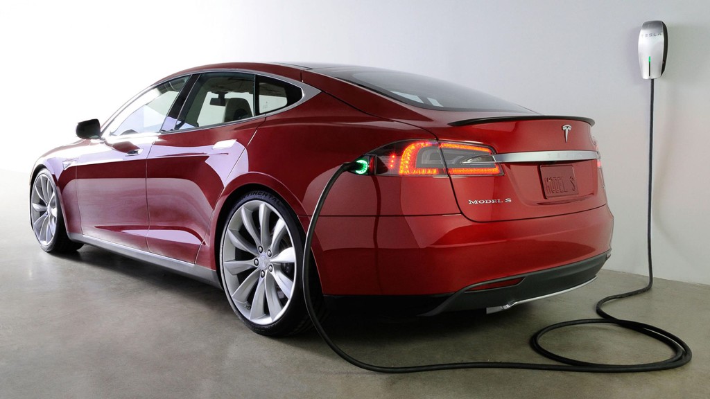 Tesla Model S má dojazd 390 až 502 km (v závislosti od modelu) na jedno nabitie. Používatelia však majú strach, že auto sa im vybije uprostred cesty