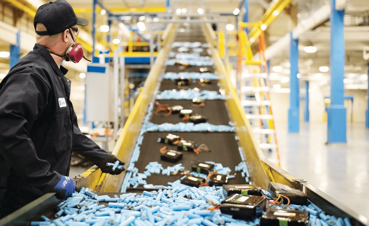 Ako prebieha moderná recyklácia batérií z elektromobilov i malých zariadení? (VIDEO)