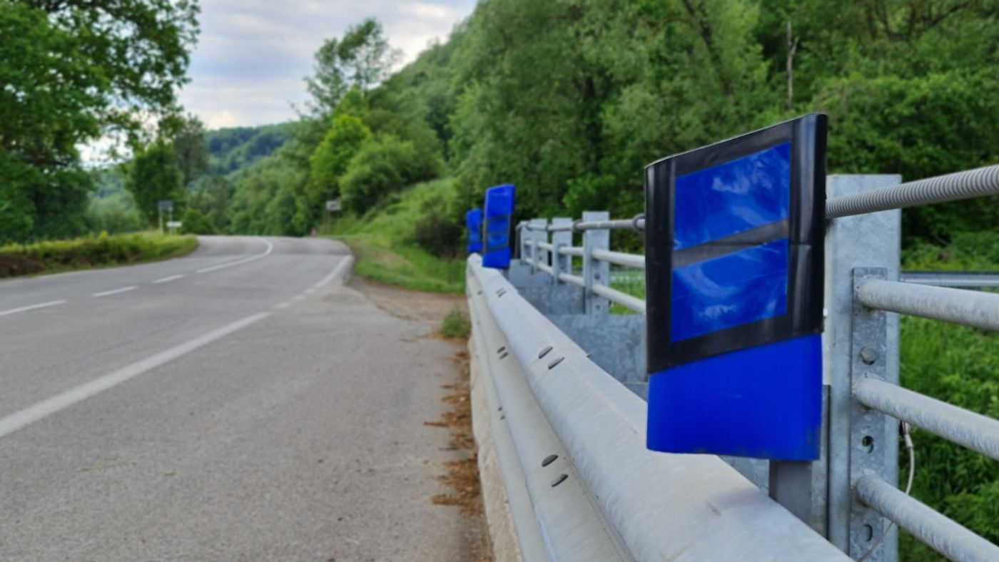 Biele kilometrovníky nie sú pri cestách jediné. Viete, na čo slúžia modré či červené?