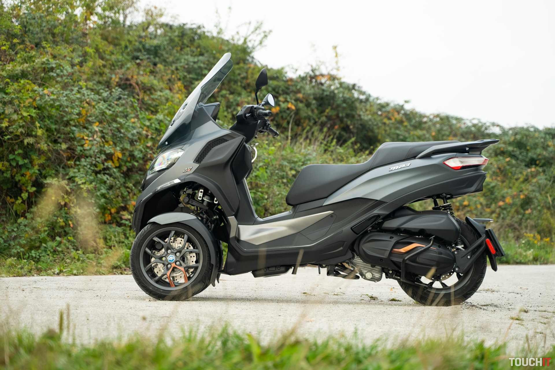 Prejde zápchou, neplatí za parkovanie a ponúkne komfort takmer mestského auta