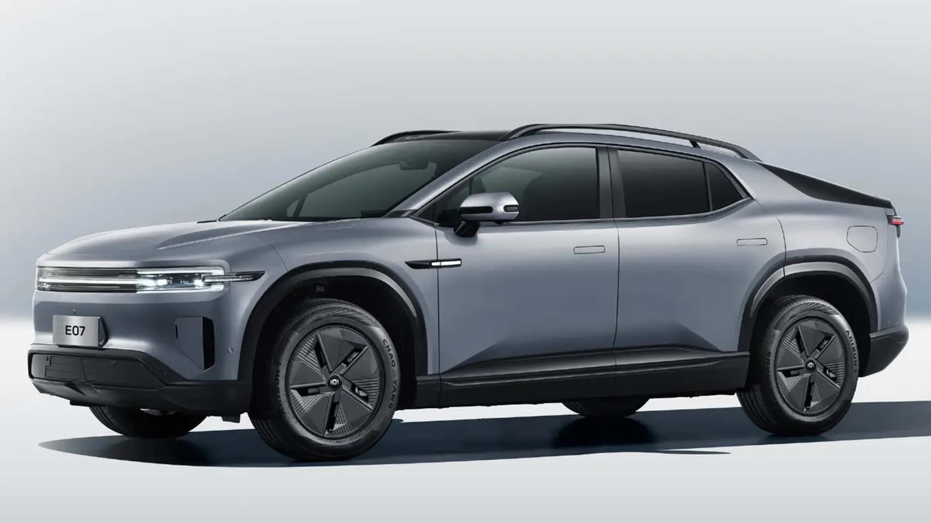 Qiyuan E07: Čínska novinka s hybridnou karosériou zaujme najmä praktickejšieho šoféra  