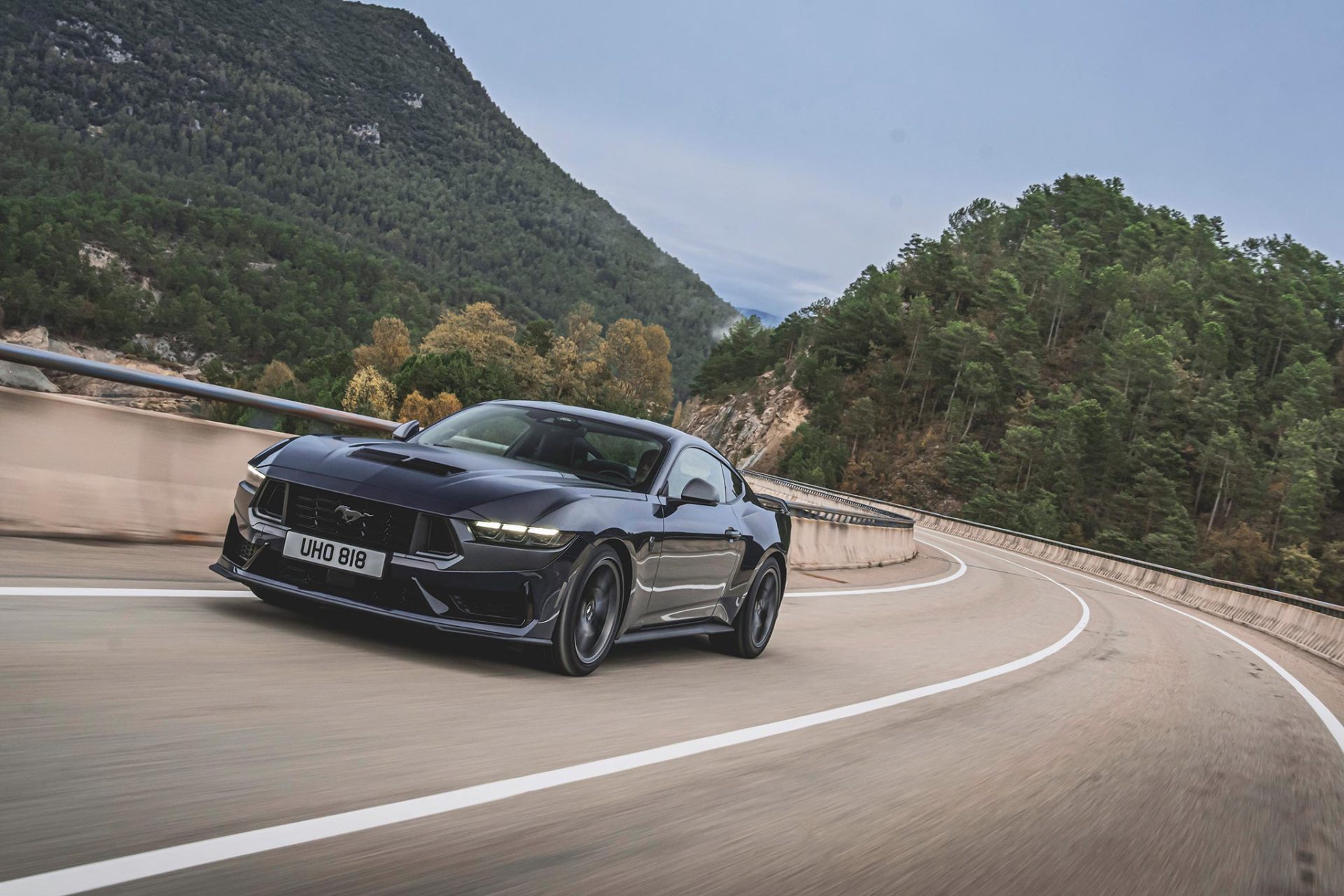 Nový Ford Mustang: Znovuzrodenie americkej ikony, ktorá si zachovala 5-litrový 8-valec  (FOTOGALÉRIA)
