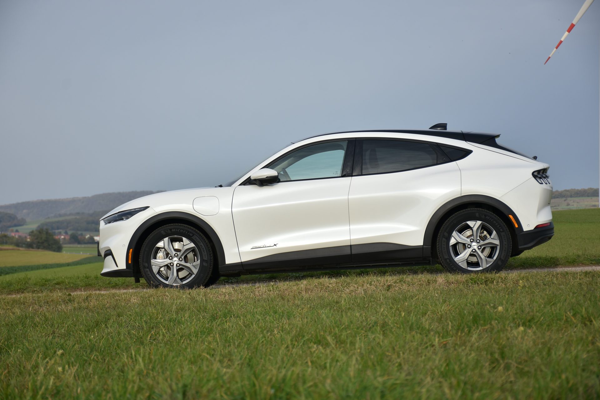 Ford Mustang Mach-E RWD: Čím ma zaujal elektrifikovaný Mustang s najväčšou batériou? (RECENZIA)