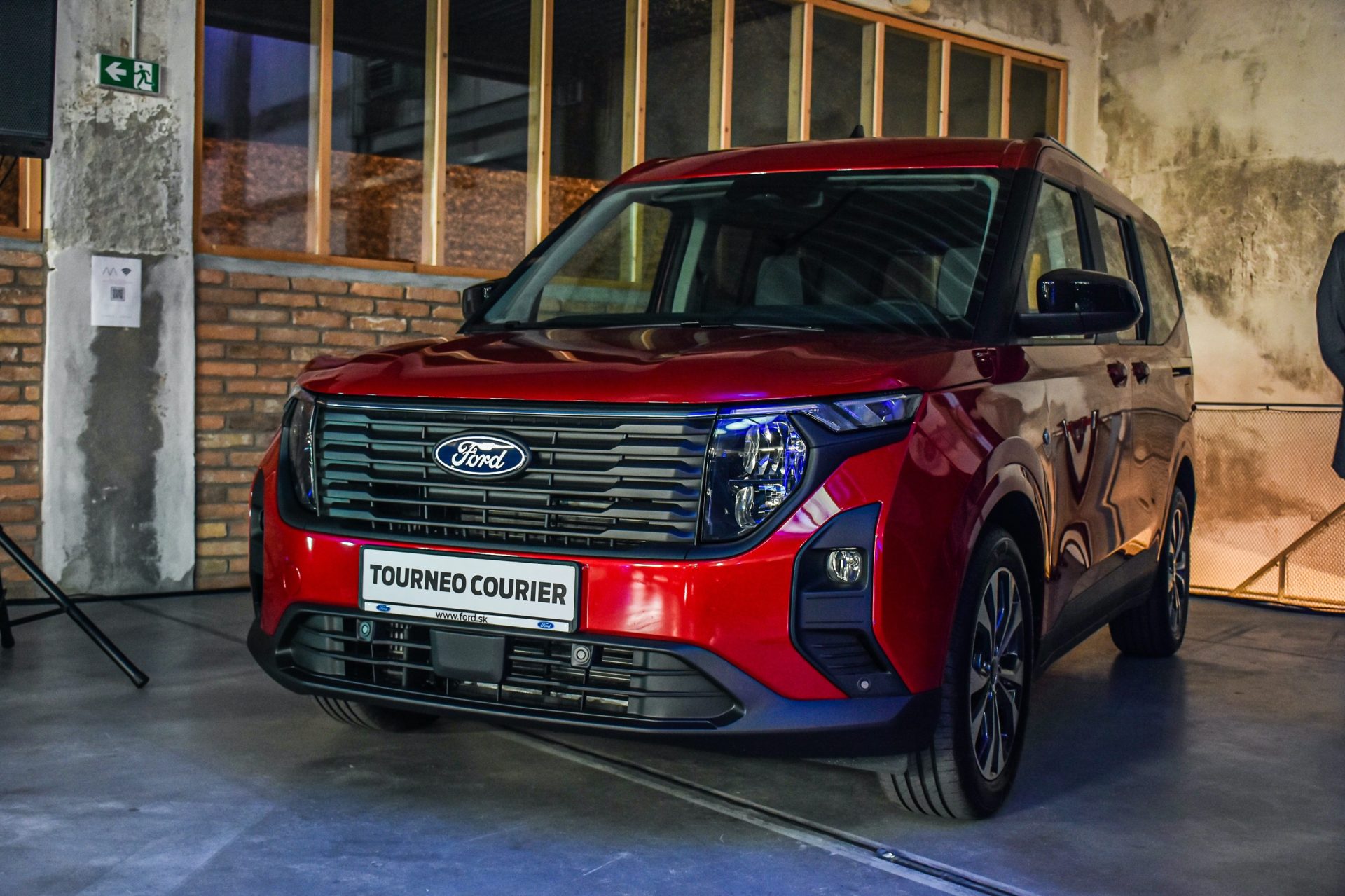 Úplne nový Ford Tourneo Courier prináša svieži vietor do segmentu rodinných mini dodávok (PREDSTAVENIE)