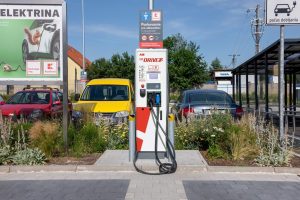 Pred každou predajňou Kaufland bude elektrická nabíjačka od ZSE Drive