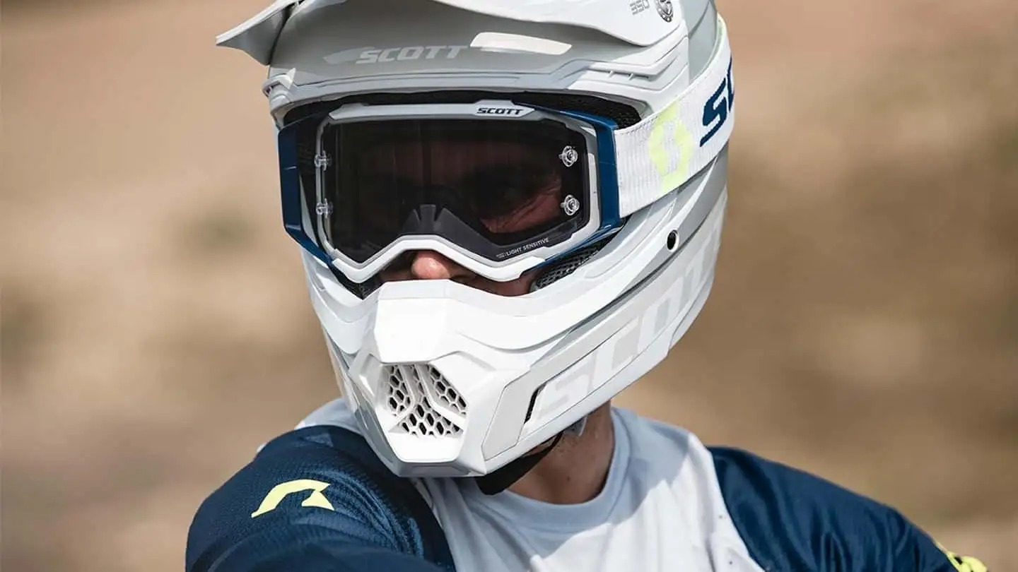 SCOTT Prospect Light Sensitive: Špičkové okuliare pre enduro jazdcov, ktoré umožňujú jazdiť v akýchkoľvek svetelných podmienkach (VIDEO)