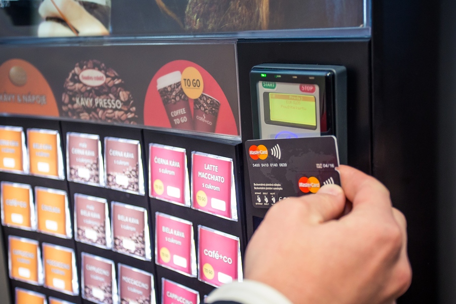 VIDEO touchIT: Zabudnite na drobné – aj na Slovensku už zaplatíte za kávu v automate bezkontaktnou platbou