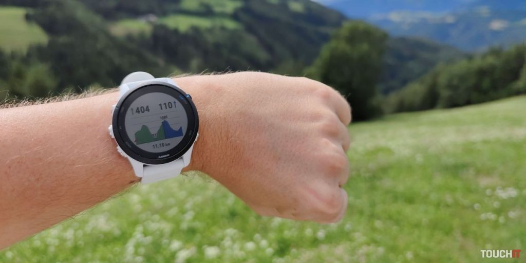 Smart hodinky merajú nadmorskú výšku a prevýšenie na základe tlaku