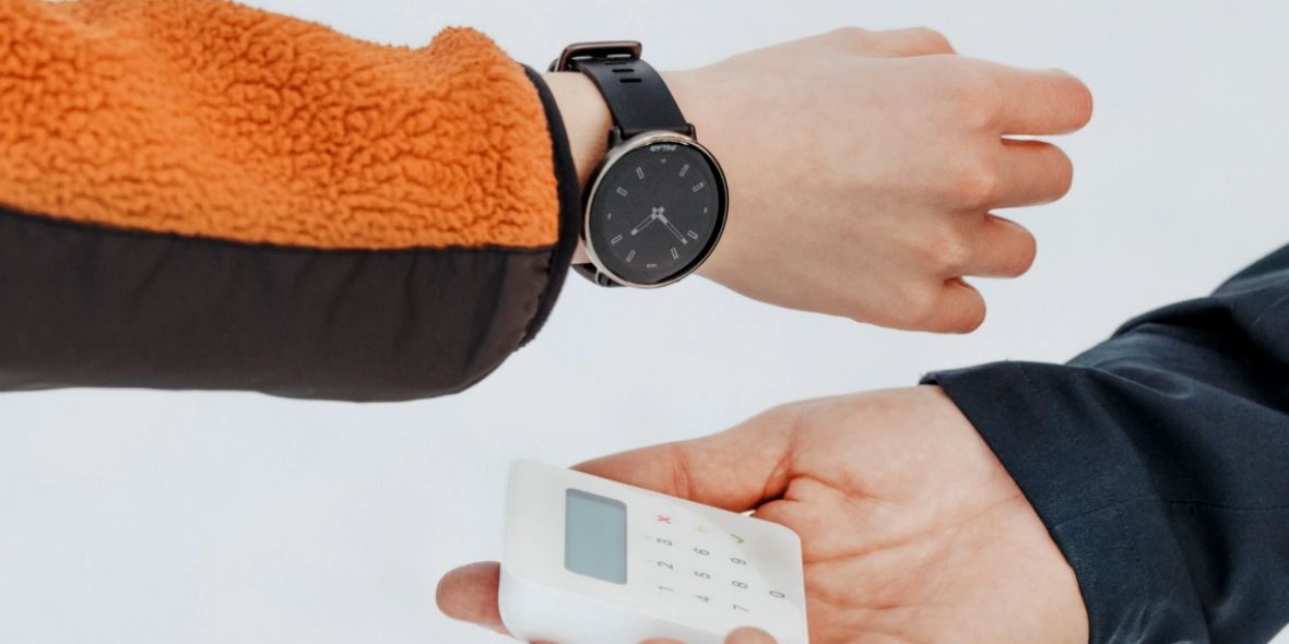 Polar vyrobil špeciálny remienok, vďaka ktorému môžete platiť aj hodinkami bez NFC