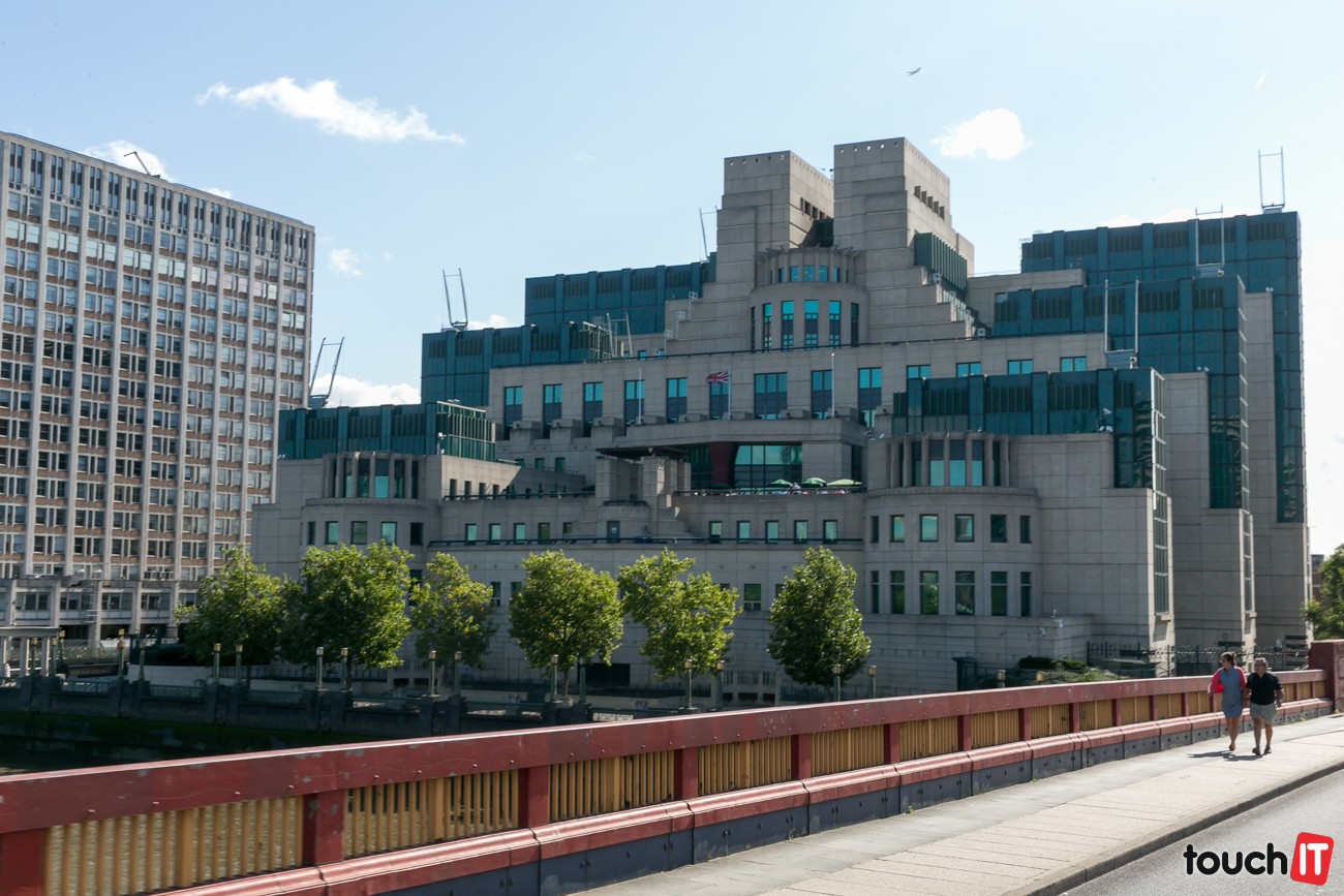 Šéf MI5 varuje: Teroristi sa s modernými technológiami môžu dostať úplne mimo ich dosah