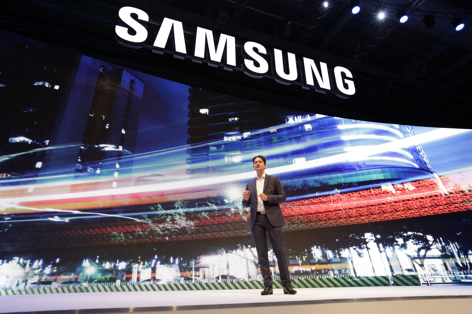 Váš nový Samsung televízor bude riadiť chladničku aj pračku. Prichádza éra IoT