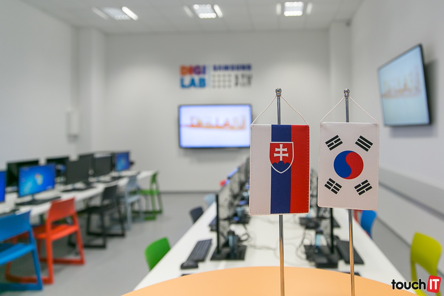 Samsung STU FIIT DigiLab: spojenie FIIT a firmy Samsung v modernej digitálnej učebni (doplnené o video)