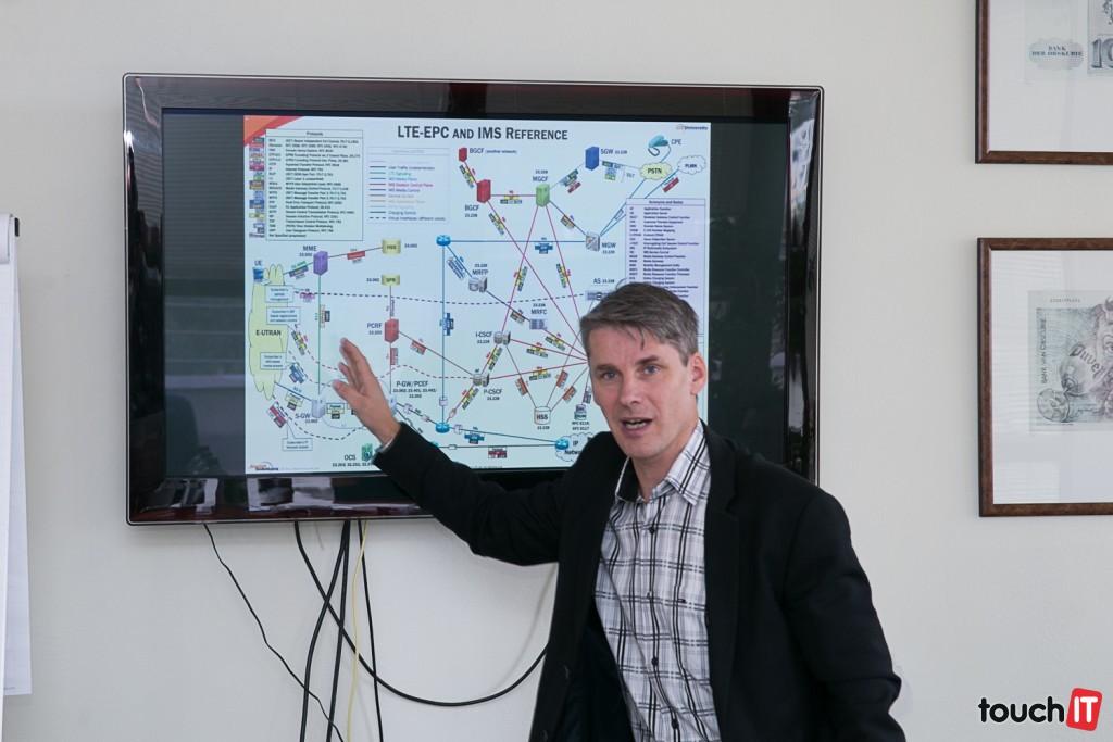 Patrik Kollaroci (CTO - Technical Director for mobile network at SWAN Mobile, a.s. ) - Vysvetľuje, ako fungujú hovory v sieti VoLTE. Na pohľad náročná schéma počíta práve s kompatibilitou a plynulým prepínaní do "nižších" sietí
