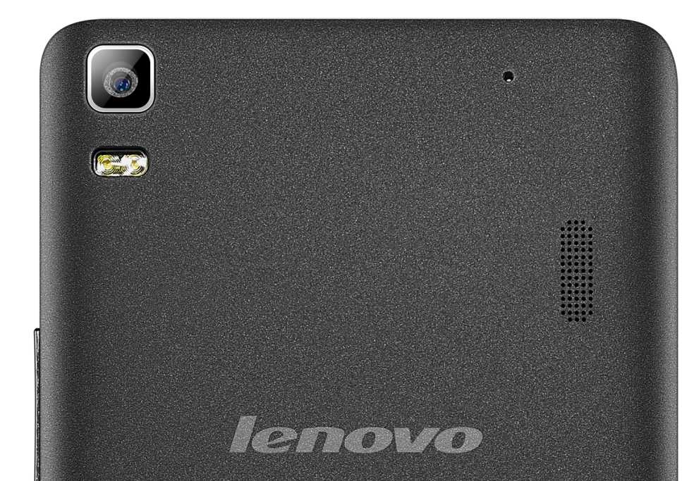 Fotoaparát na modeli Lenovo A7000 nijako nenarúša ploché telo zadného krytu