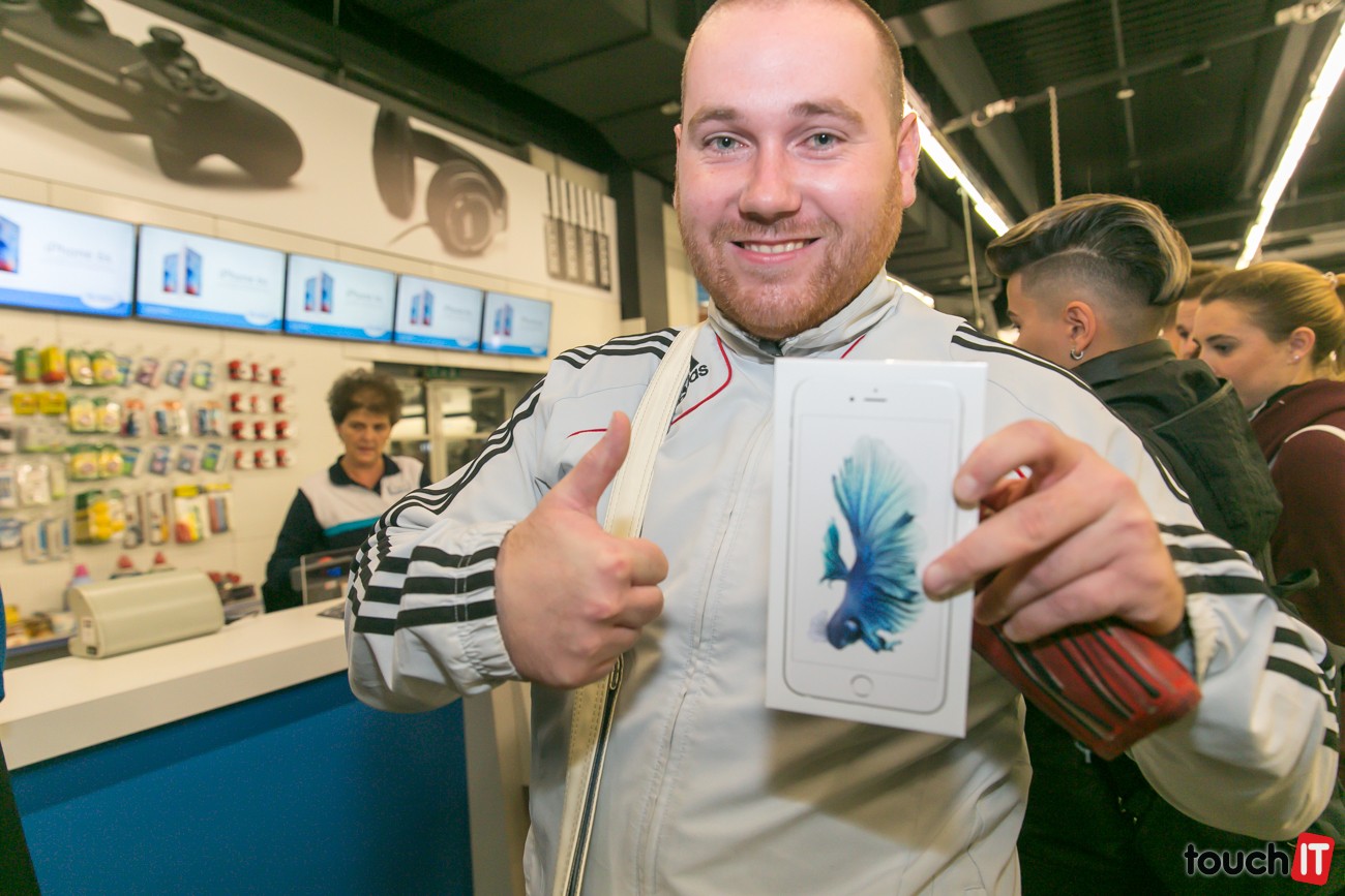 VIDEO touchIT: Polnočný predaj Apple iPhone 6s a 6s PLUS v NAYke