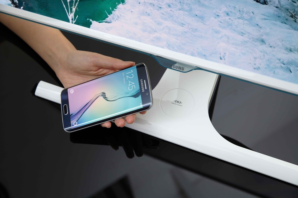 Integrované nabíjacie plošiny sa začnú objavovať aj v stojanoch monitorov, ako je napríklad Samsung SE370