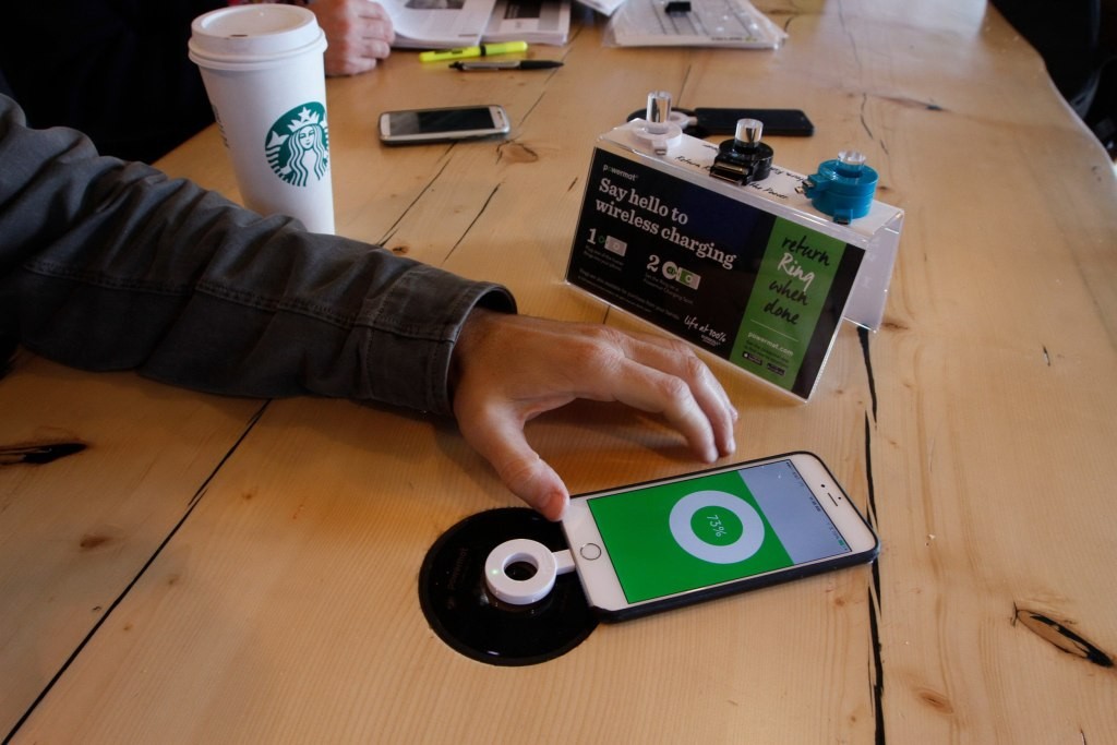 V dvoch tisíckach kaviarní Starbucks sa objavili plošinky Powermat. Ak váš smartfón technológiu nepodporuje, môžete si zo stojanu požičať pripojiteľnú cievku do USB