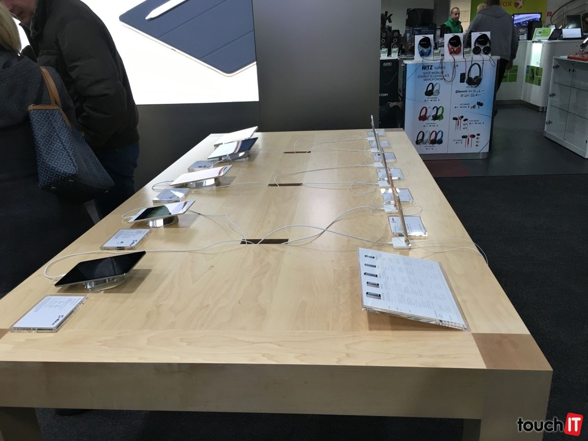 A posledný stôl je vyhradený mobilným zariadeniam. iPhonom a iPadom
