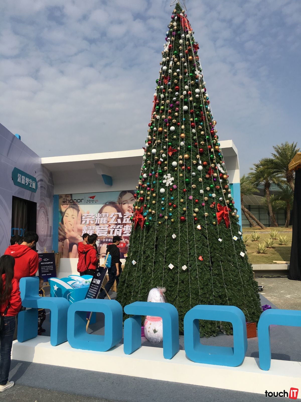 Vianočné stromčeky sú v decembri v Číne na každom kroku