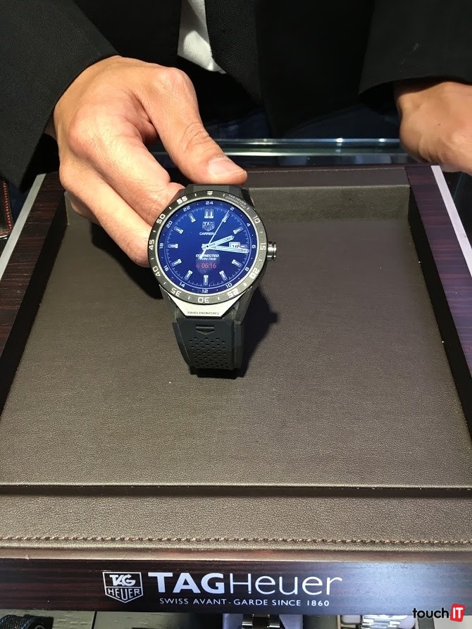 Inteligentné hodinky TAG Heuer sa dodávajú v luxusnom balení