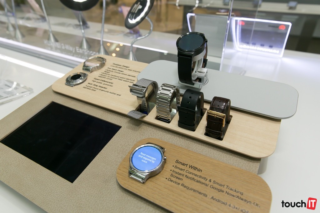 Huawei Watch sa predávajú vo svete s viacerými remienkami. Na Slovensku to bude kožený remienok