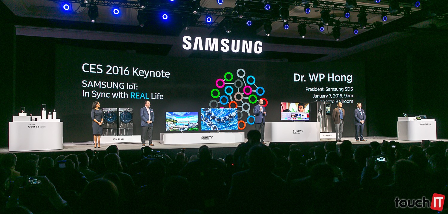 VIDEO touchIT: Inteligentné hodinky Samsung Gear S2 Classic v novom dizajne, televízory a Windows 2v1 zariadenie Samsung Galaxy TabProS