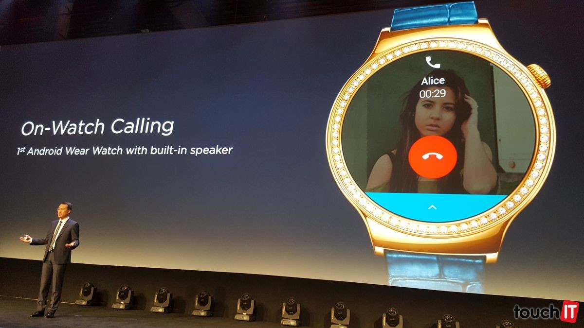 Huawei Watch majú v sebe zabudovaný reproduktor. Aj tie modely, ktoré sa už predávajú. Vďaka tomu môžete pomocou hodiniek telefonovať