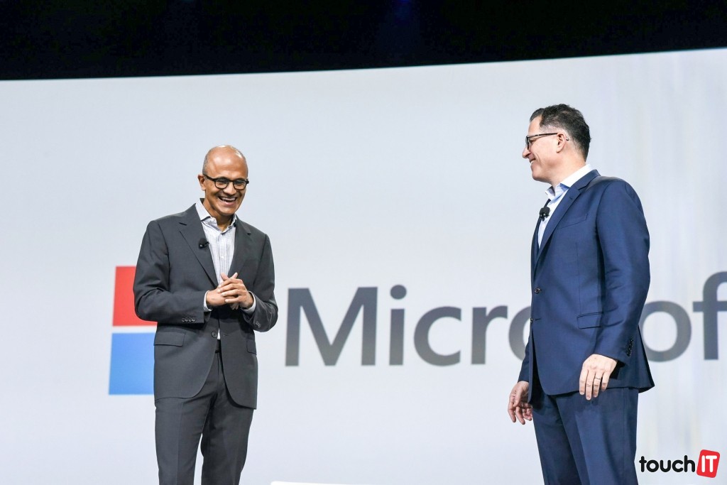 Michael Dell a Satya Nadella spoločne na pódiu. Sú to kamaráti. Dell schvaľuje priamy vstup Microsoftu na trh so zariadeniami (Snímka: Dell)