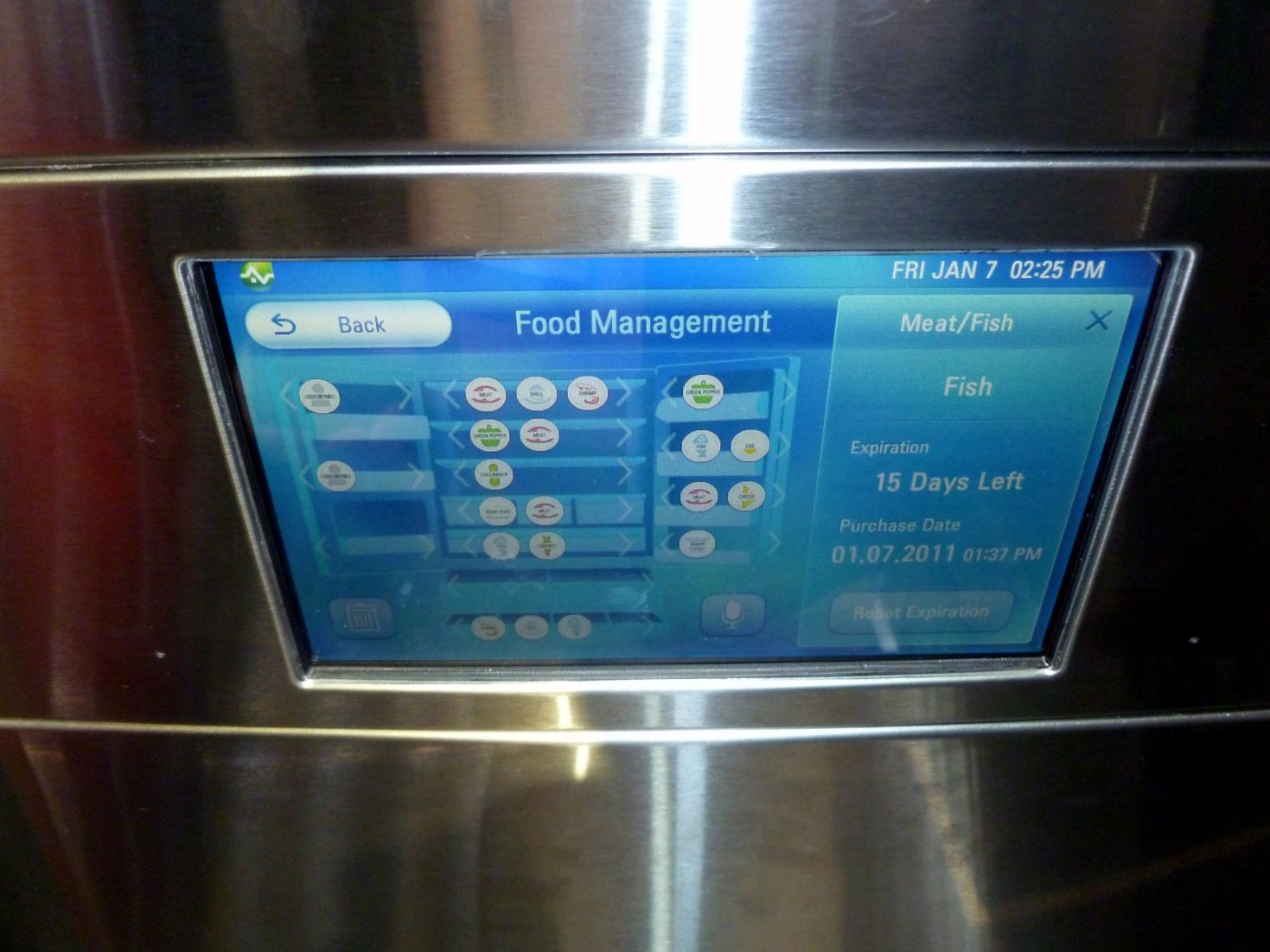 LG_Smart_Refrigerator_at_CES_2011_nowat