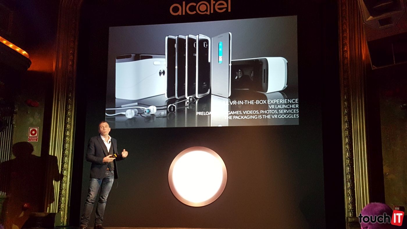 Alcatel podporuje virtuálnu realitu. Balenie je možné premeniť na kartónové VR okuliare. Súčasťou sú aj predinštalované služby a obsah