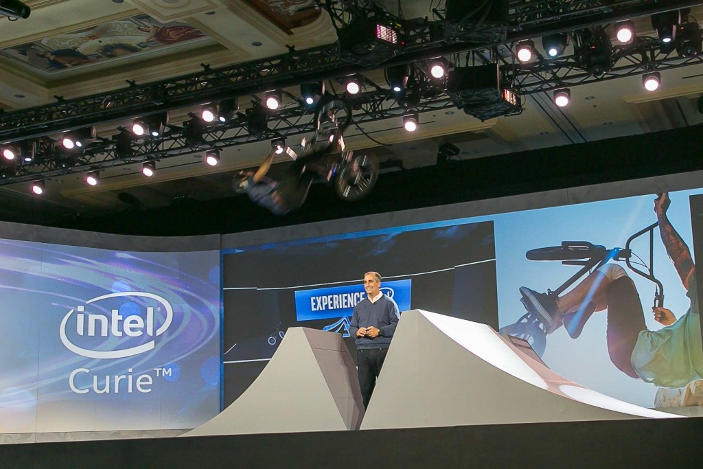 Intel Curie v tomto prípade monitoruje priebeh skoku na bicykli cez riaditeľa Intelu, Briana Krzanicha