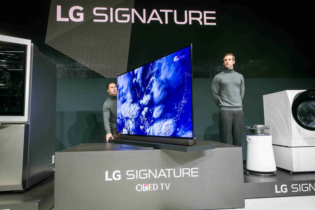 Podľa LG je toto v súčasnosti najlepší televízor. Má tenký OLED displej, nový smart TV a soundbar od Harman/Kardon