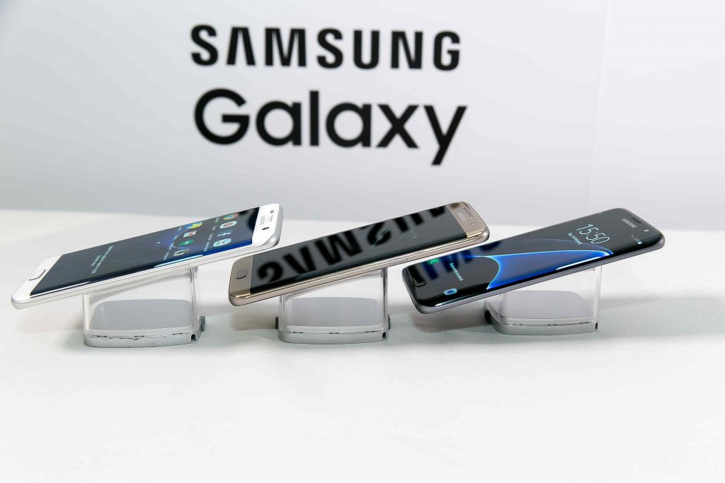Nová vlajková loď Samsung Galaxy S7 edge zaujme svojím dizajnom, podporou microSD karty, stupňom krytia až IP68 a batériou s vyššou kapacitou