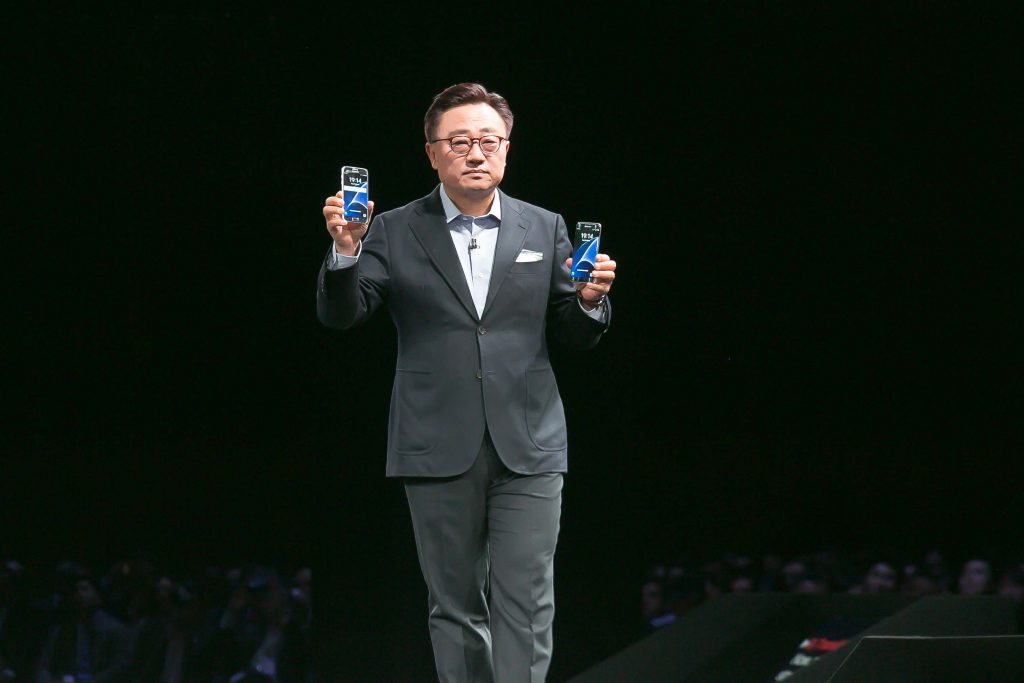 Prezident Samsungu DJ Koh práve predstavuje nové vlajkové lode – Galaxy S7 edge a Galaxy S7