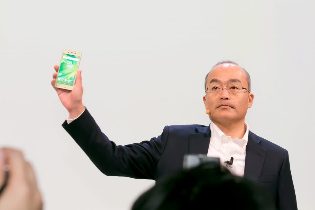 Prezident a CEO Sony Mobile Communications, Hiroki Totoki práve ukazuje nový rad telefónov Sony Xperia X