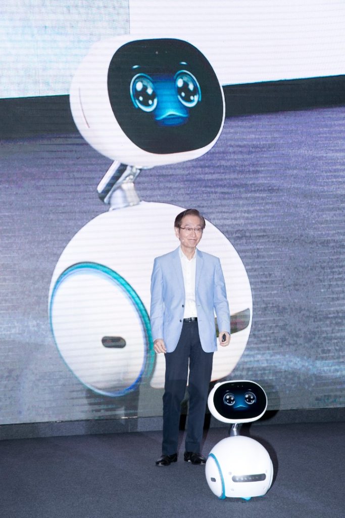 ASUS Chairman Jonney Shih interacts on stage with ASUS Zenbo - Copy - Copy_nowat