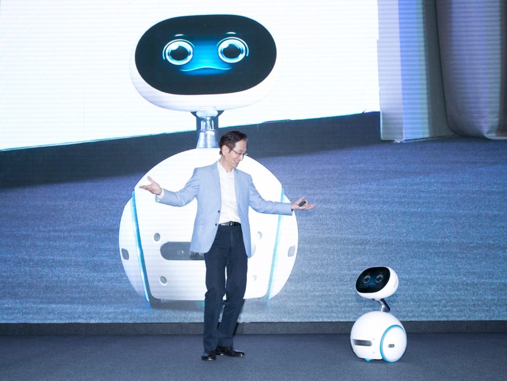 ASUS Zenbo interacts with ASUS Chairman on stage for Computex press event_nowat