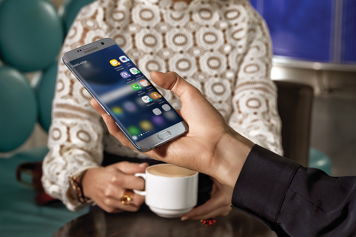 Samsung Galaxy S7 edge pri zobrazení inovovanej bočnej lišty