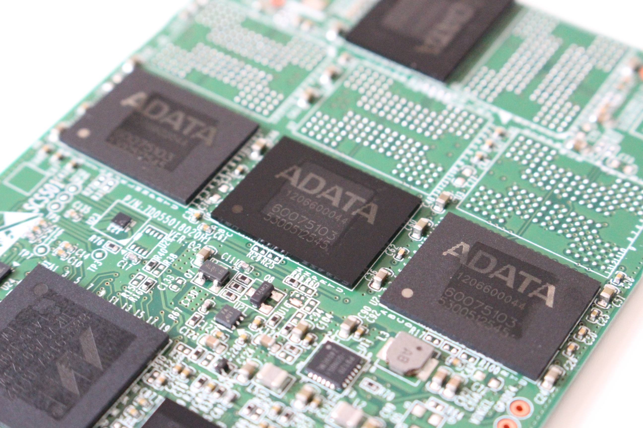 SSD disk pod lupou: ADATA SX930 120 GB a ADATA SP910 256 GB