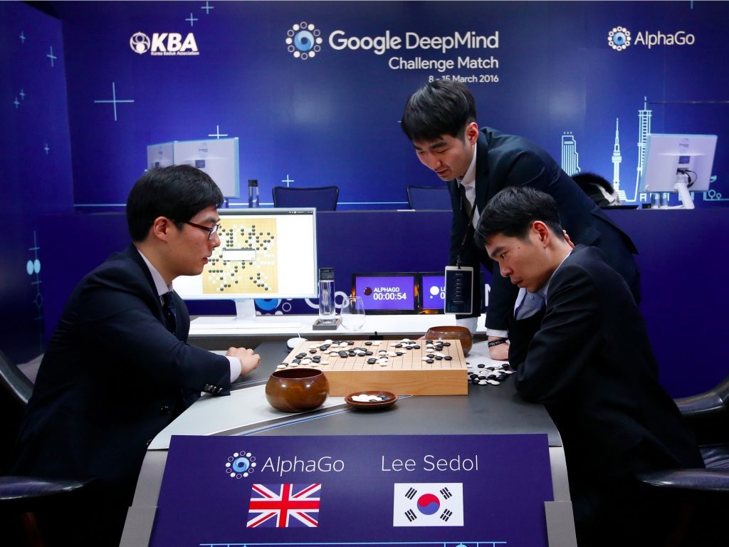 Veľmajster Lee Sedol (vpravo dole) neveriacky študuje partiu Go, ktorú práve prehral s neurónovou sieťou AlphaGo