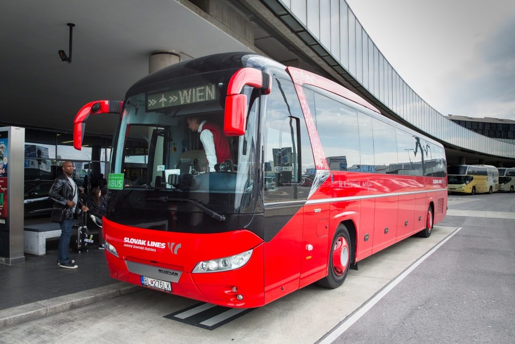 Moderný autobus spoločnosti Slovak Lines so zábavným systémom, USB portom na nabíjanie a Wi-Fi
