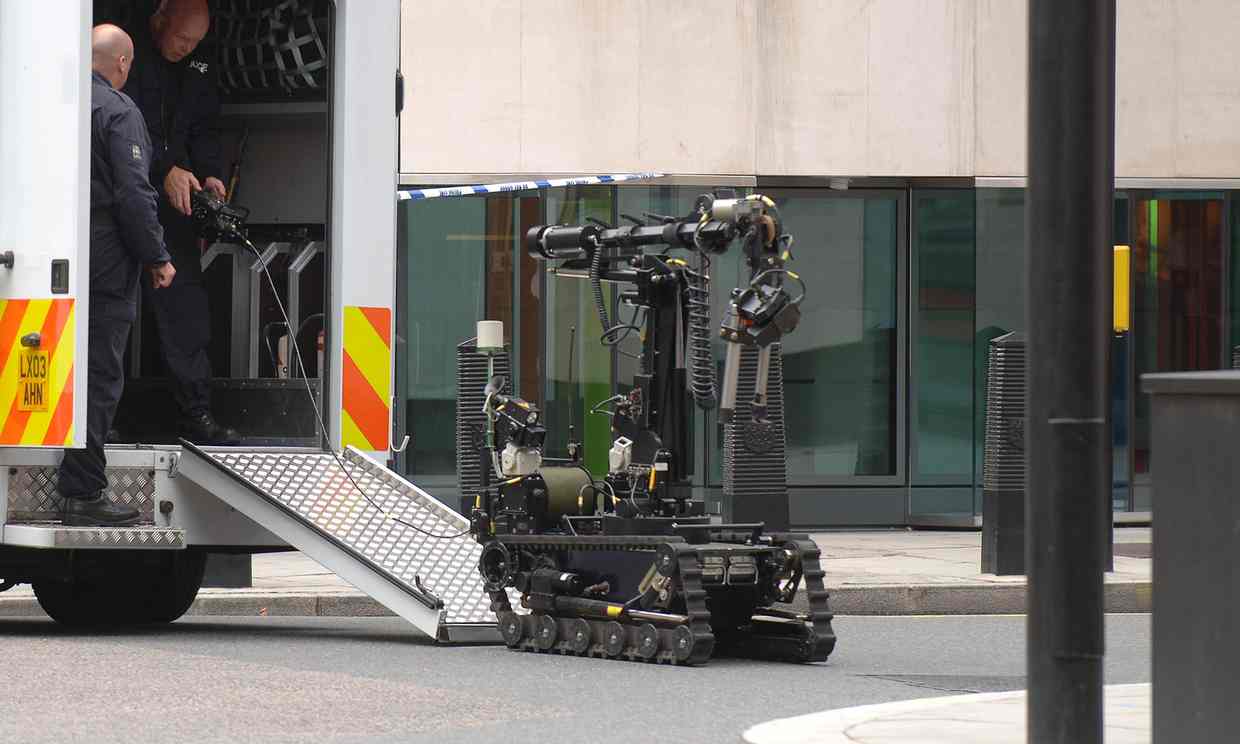 Americká polícia zneškodnila útočníka robotom. Je to legálne?